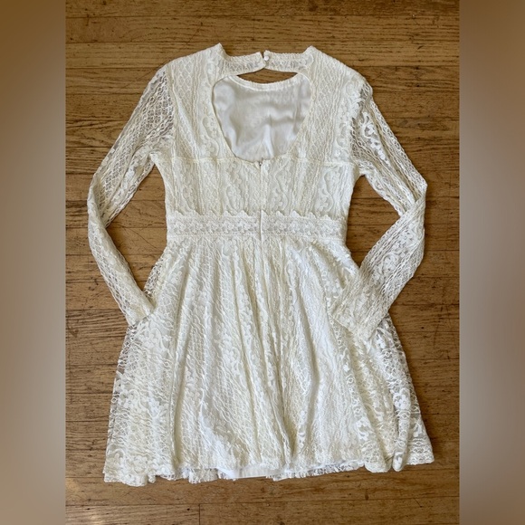 Ina lace dress with keyhole back medium - Picture 4 of 5